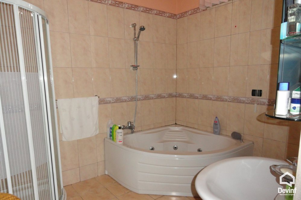 Tirane For Sale Houses Me shume se 4 dhoma Ali Visha Street, close to Student City. 