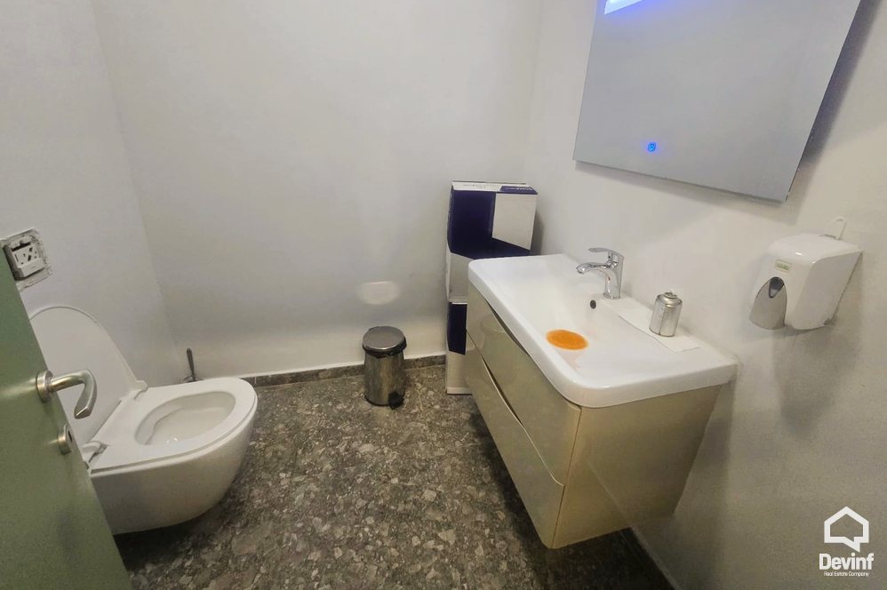 Tirane Qera Zyre 2+1 Zyre ne zonen e ish-Bllokut. zyre Noter zyre avokati