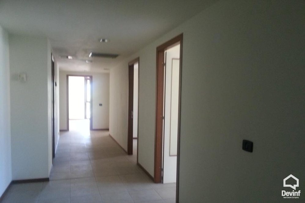 Tirane Qera Zyre  Zyre ne nje qender biznesi qe ndodhet ne qender te Tiranes zyre qender biznesi