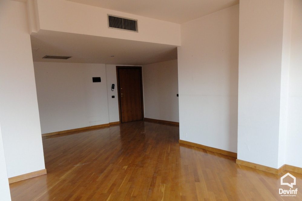 Tirane Qera Zyre  Zyre ne nje qender biznesi qe ndodhet ne qender te Tiranes zyre qender biznesi