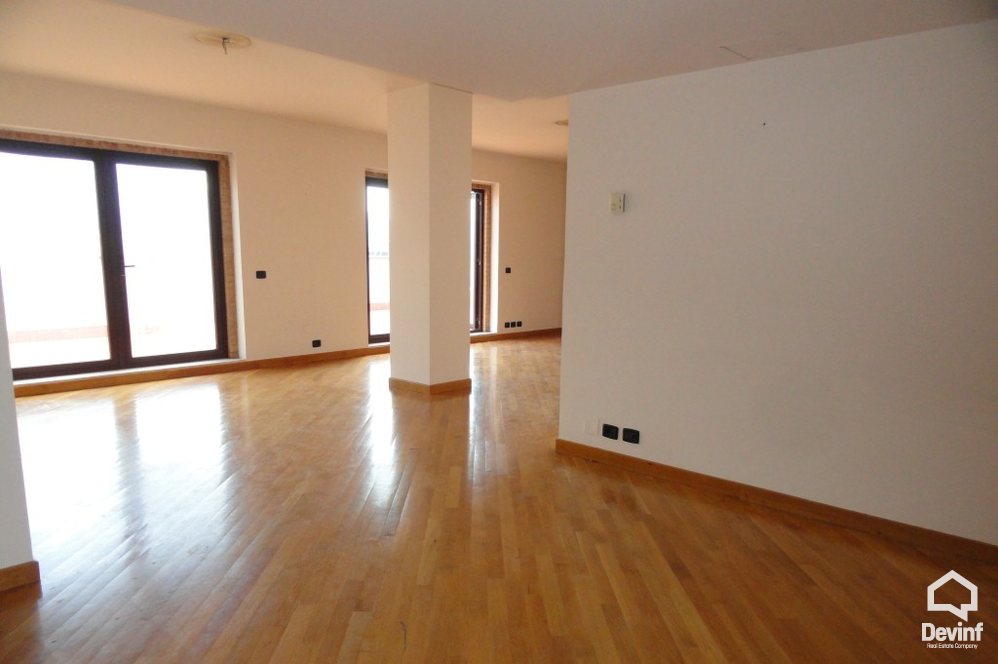 Tirane Qera Zyre  Zyre ne nje qender biznesi qe ndodhet ne qender te Tiranes zyre qender biznesi