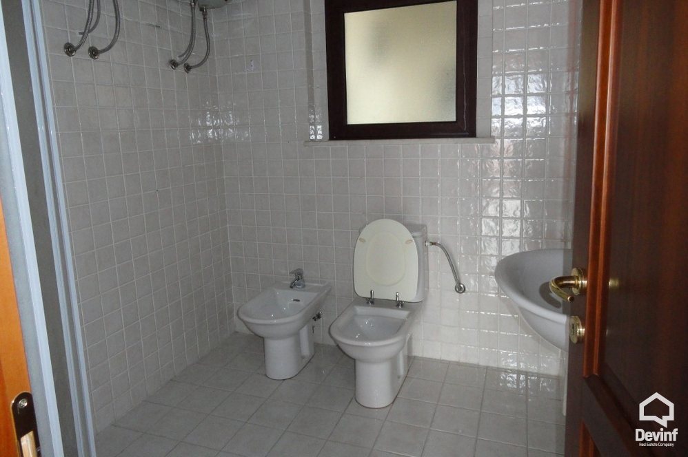Tirane Qera Zyre  Zyre ne nje qender biznesi qe ndodhet ne qender te Tiranes zyre qender biznesi