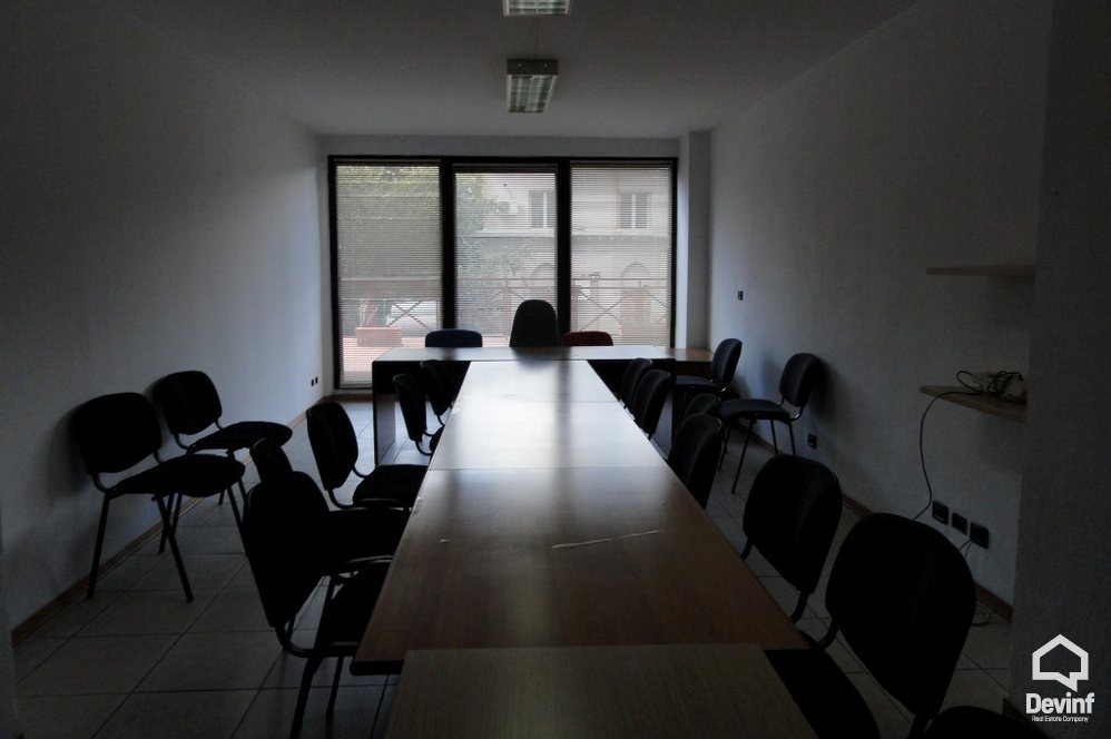 Tirane Qera Zyre  Zyre ne nje qender biznesi qe ndodhet ne qender te Tiranes zyre qender biznesi