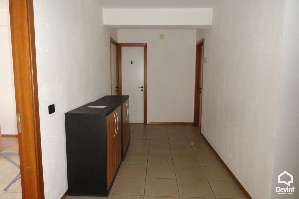 Tirane Qera Zyre  Zyre ne nje qender biznesi qe ndodhet ne qender te Tiranes zyre qender biznesi