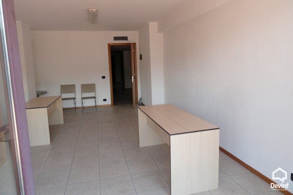 Tirane Qera Zyre  Zyre ne nje qender biznesi qe ndodhet ne qender te Tiranes zyre qender biznesi