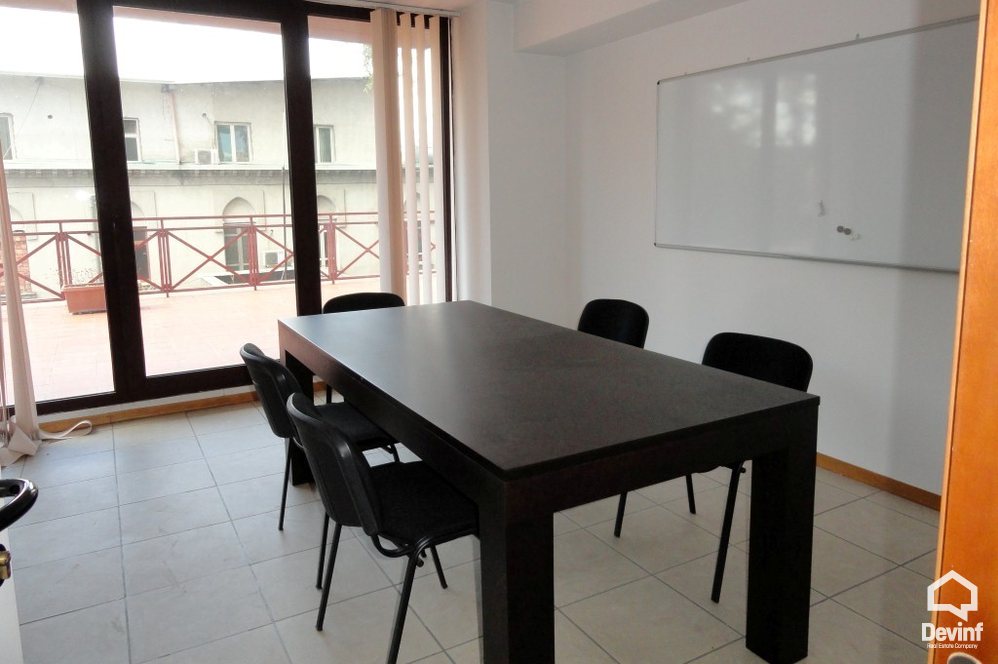Tirane Qera Zyre  Zyre ne nje qender biznesi qe ndodhet ne qender te Tiranes zyre qender biznesi