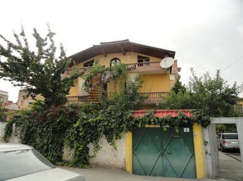 Zyre Qera Zyra ne nje vile qe ndodhet ne qender te Tiranes
