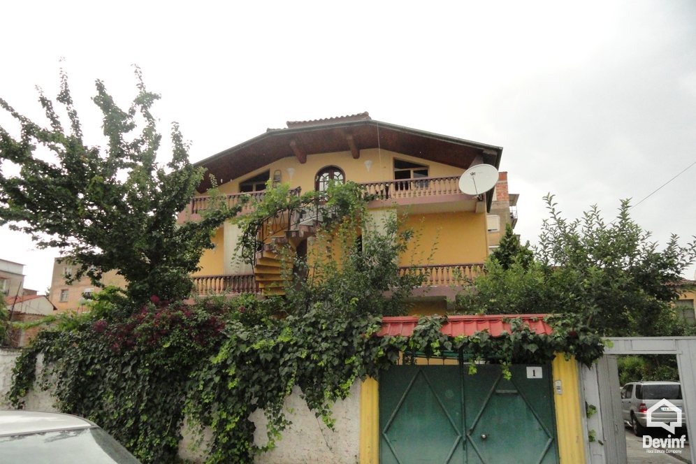 Tirane Qera Zyre 3+1 Zyra ne nje vile qe ndodhet ne qender te Tiranes zyre kat vile