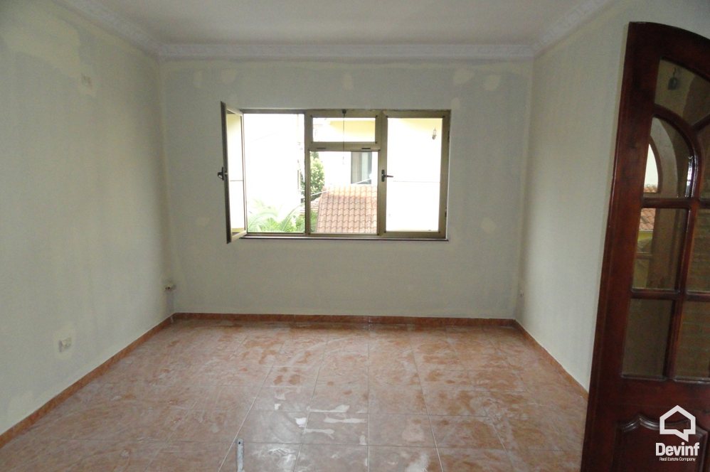 Tirane Qera Zyre 3+1 Zyra ne nje vile qe ndodhet ne qender te Tiranes zyre kat vile