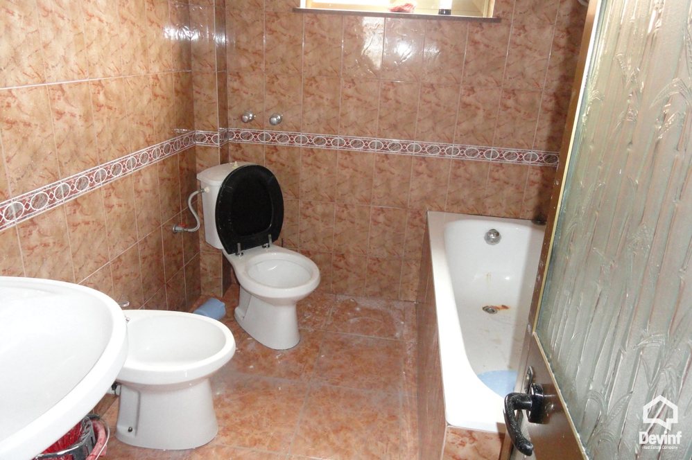 Tirane Qera Zyre 3+1 Zyra ne nje vile qe ndodhet ne qender te Tiranes zyre kat vile