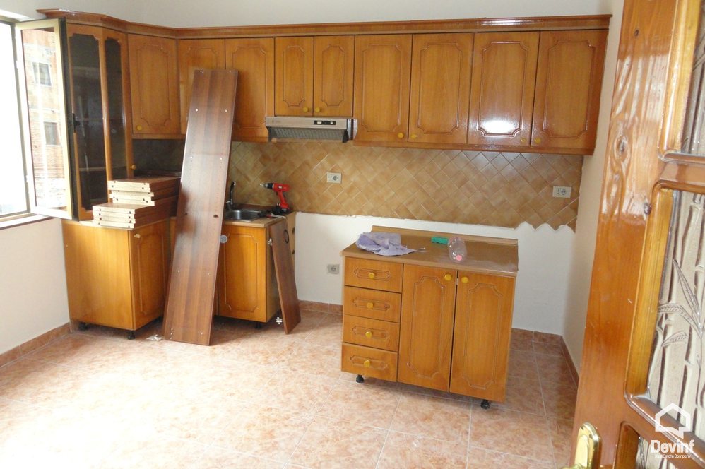 Tirane Qera Zyre 3+1 Zyra ne nje vile qe ndodhet ne qender te Tiranes zyre kat vile
