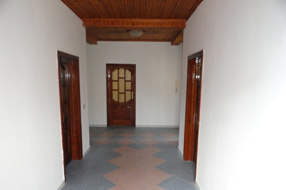 Tirane Qera Zyre 3+1 Zyra ne nje vile qe ndodhet ne qender te Tiranes zyre kat vile