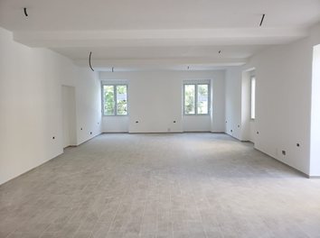 Zyre Qera Kjo zyre ndodhet tek Stadiumi Selman Stermasi