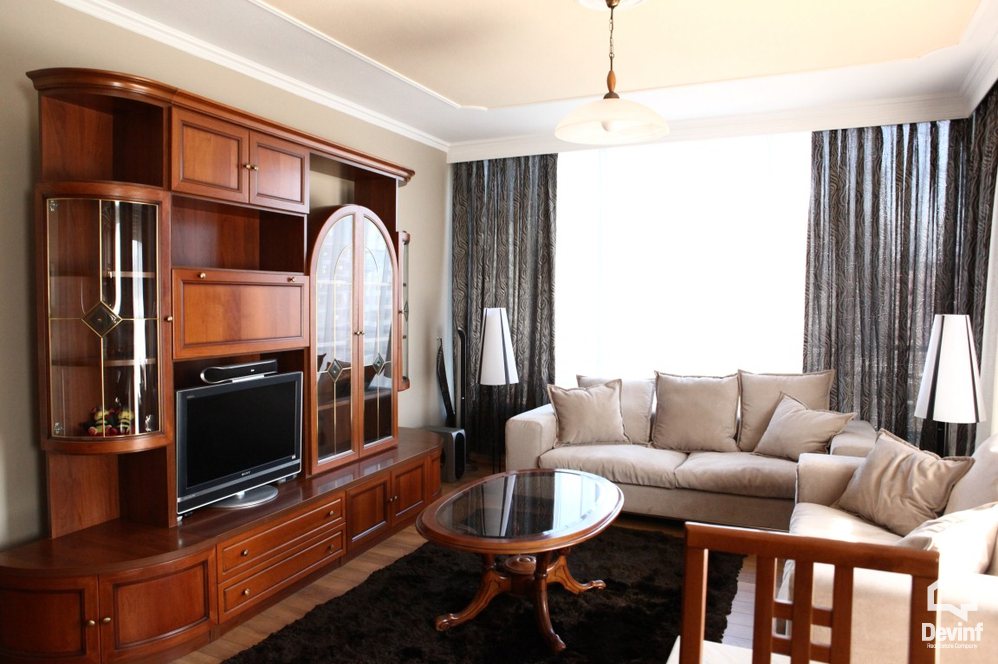 Tirane Qera Apartament 2+1+A Apartamenti ndodhet ne zonen e Bllokut apartament