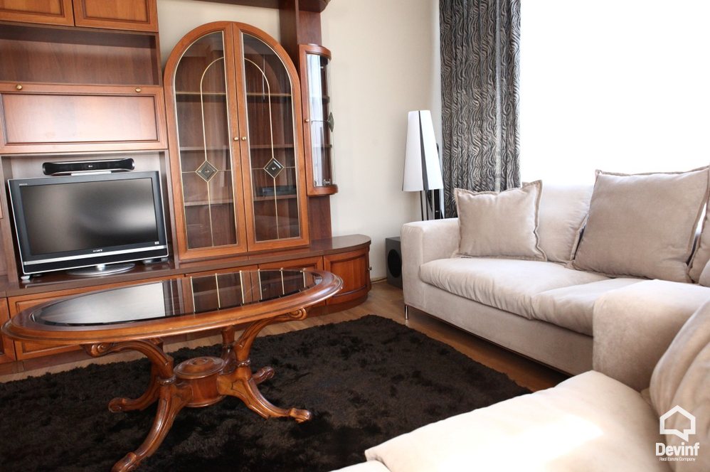 Tirane Qera Apartament 2+1+A Apartamenti ndodhet ne zonen e Bllokut apartament