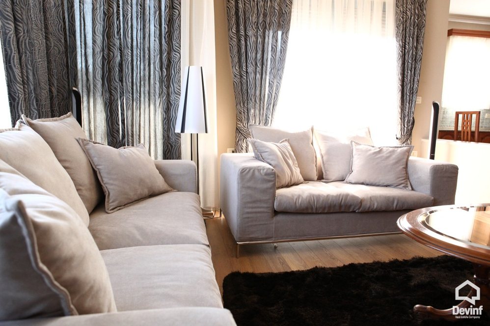 Tirane Qera Apartament 2+1+A Apartamenti ndodhet ne zonen e Bllokut apartament