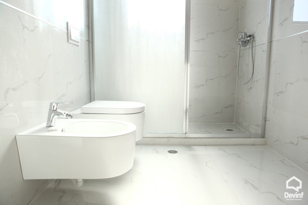 Tirane Qera Apartament 2+1+A Apartamenti ndodhet ne zonen e Bllokut apartament