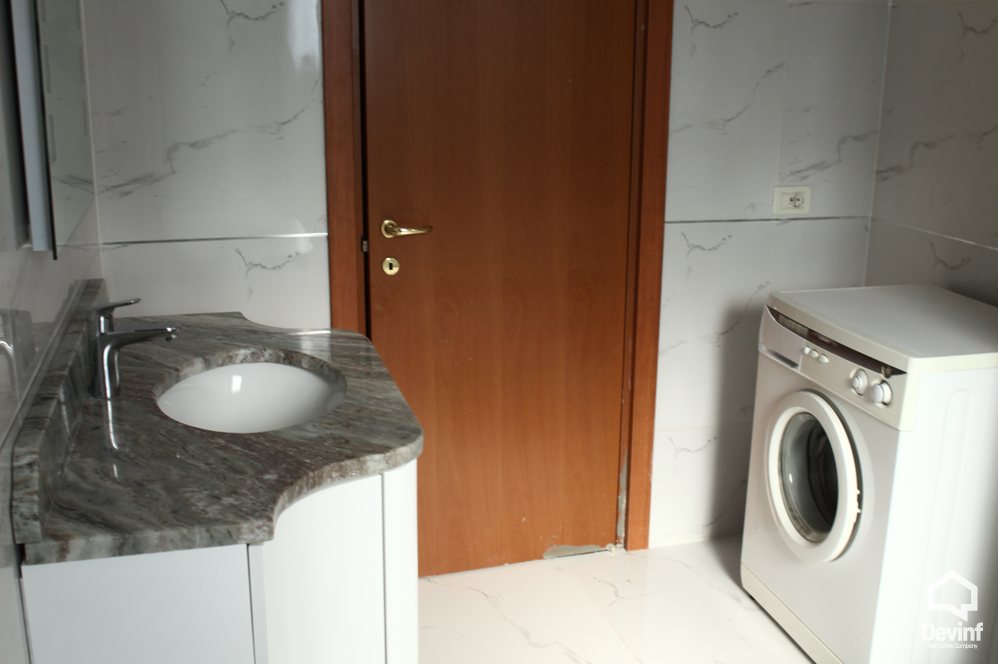 Tirane Qera Apartament 2+1+A Apartamenti ndodhet ne zonen e Bllokut apartament