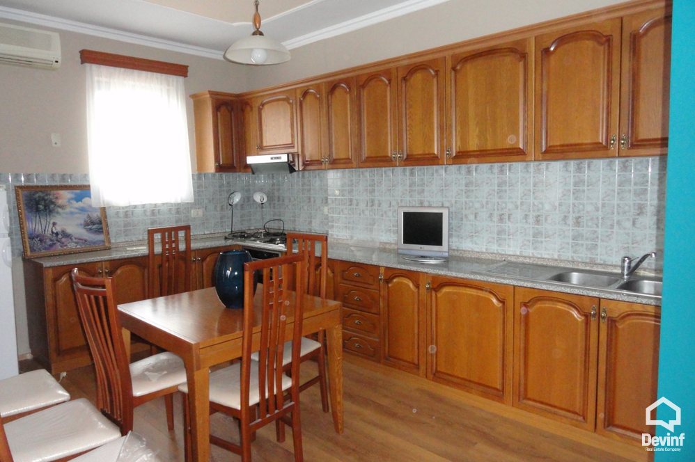 Tirane Qera Apartament 2+1+A Apartamenti ndodhet ne zonen e Bllokut apartament
