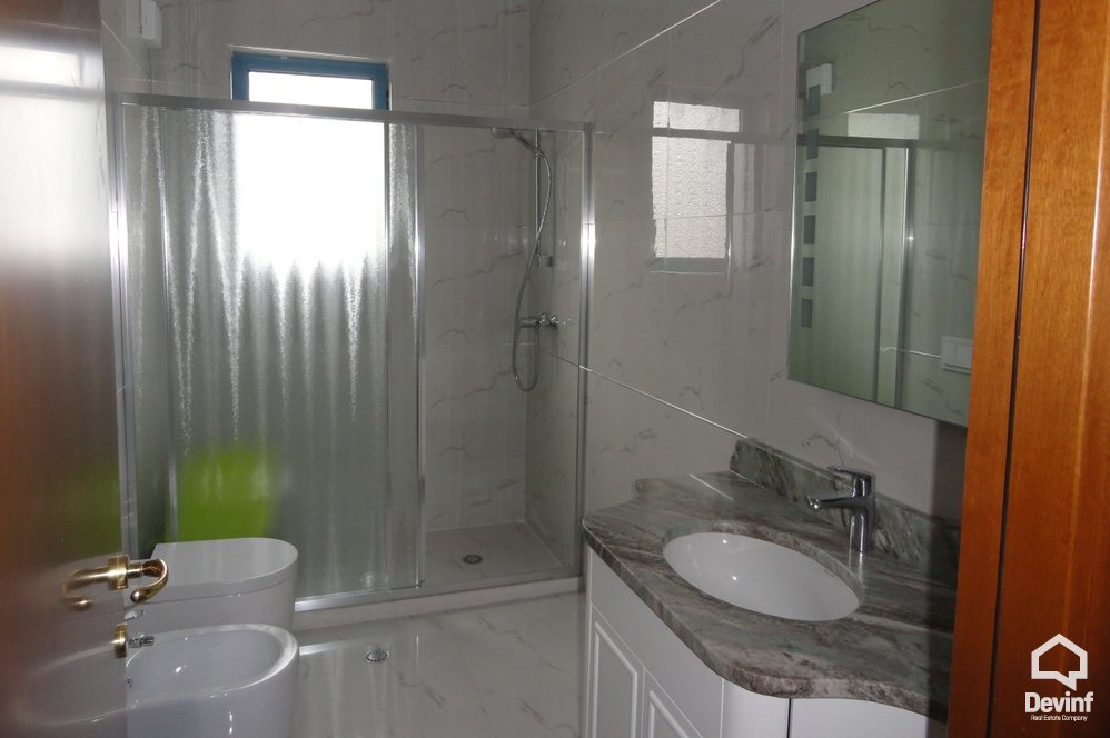 Tirane Qera Apartament 2+1+A Apartamenti ndodhet ne zonen e Bllokut apartament