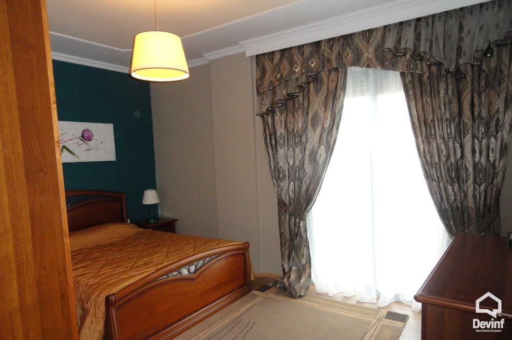 Tirane Qera Apartament 2+1+A Apartamenti ndodhet ne zonen e Bllokut apartament