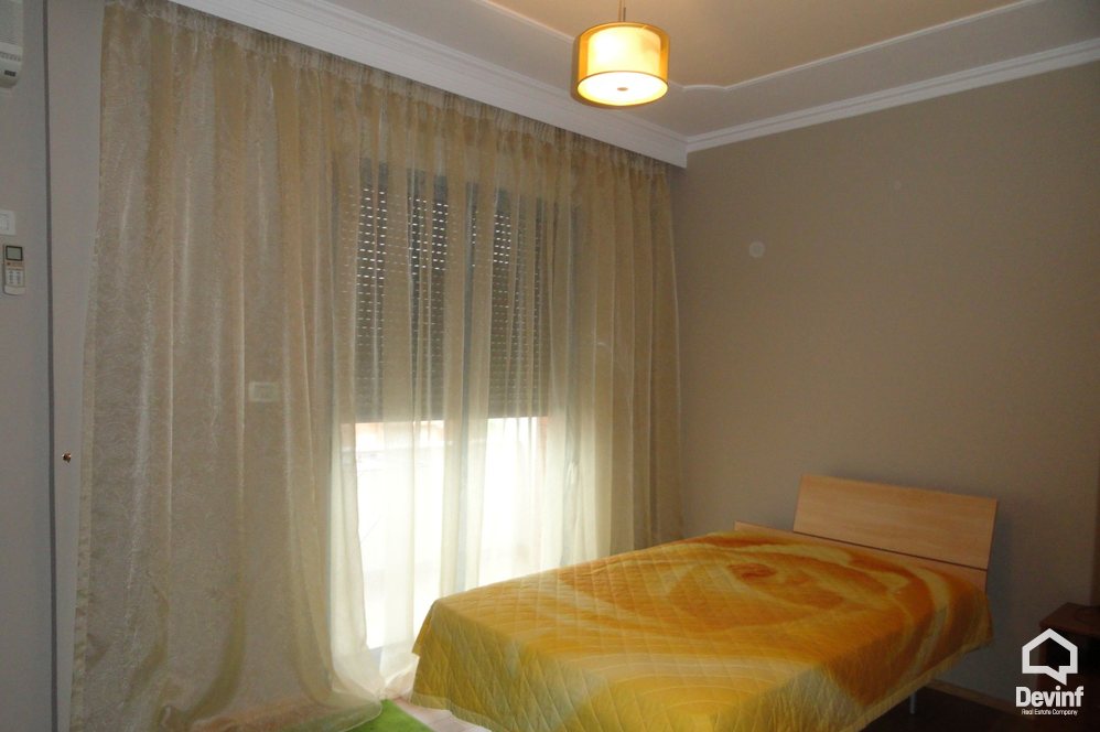 Tirane Qera Apartament 2+1+A Apartamenti ndodhet ne zonen e Bllokut apartament
