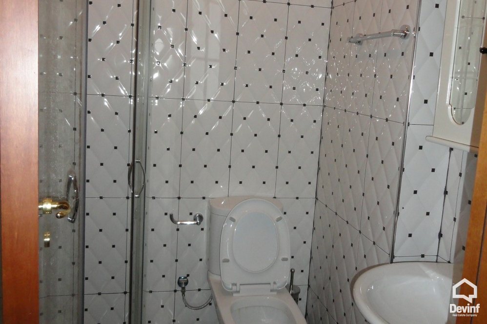 Tirane Qera Apartament 2+1+A Apartamenti ndodhet ne zonen e Bllokut apartament