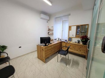 Zyre Qera Klinike pak metra larg Sheshit Skenderbej,Tirane