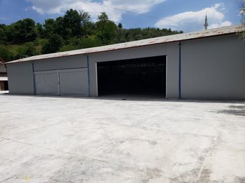Magazine Shitje Prona ndodhet prane rruges nacionale Tirane-Durres, ne zonen e Vaqarrit