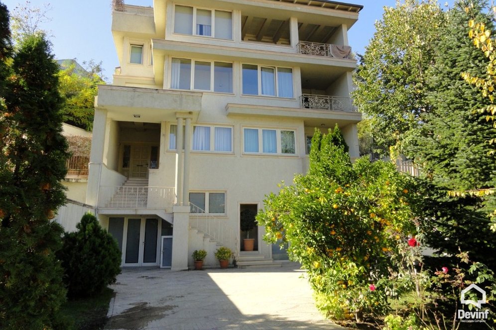 Tirane Qera Vile Me shume se 4 dhoma Nje vile rezidenciale ne Rr. Elbasanit toke per ndertim