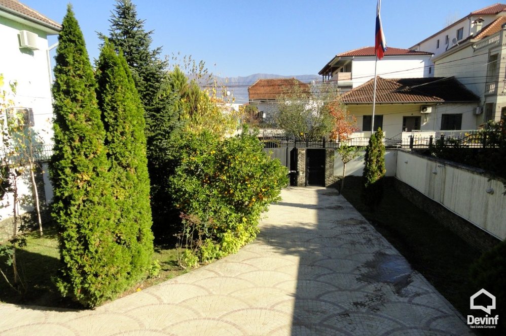 Tirane Qera Vile Me shume se 4 dhoma Nje vile rezidenciale ne Rr. Elbasanit toke per ndertim