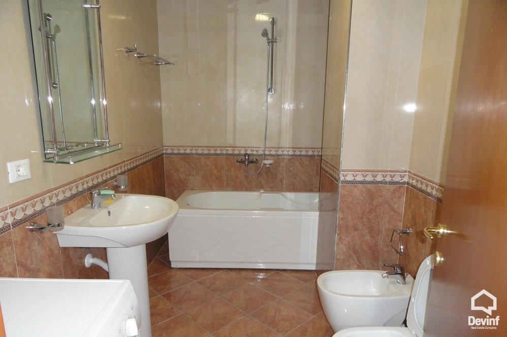 Tirane Shitje Apartament 3+1+A Apartamenti ndodhet ne nje pallat te ri ne Rr. Myslym Shyri apartament