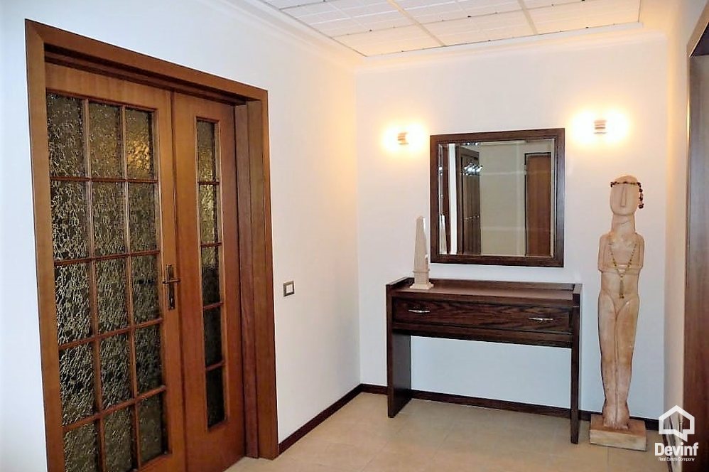 Tirane Qera Apartament 3+1+A Apartament ne zonen e Bllokut apartament