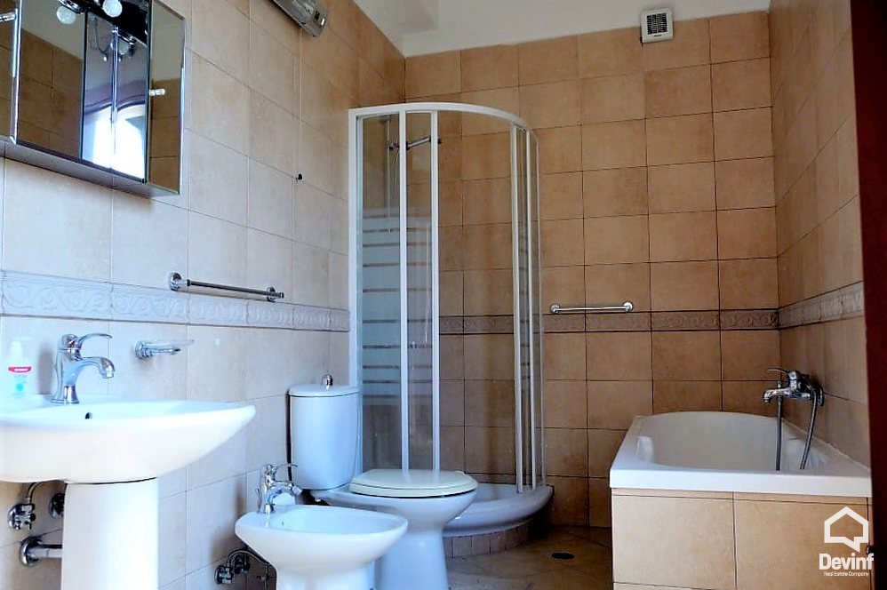 Tirane Qera Apartament 3+1+A Apartament ne zonen e Bllokut apartament