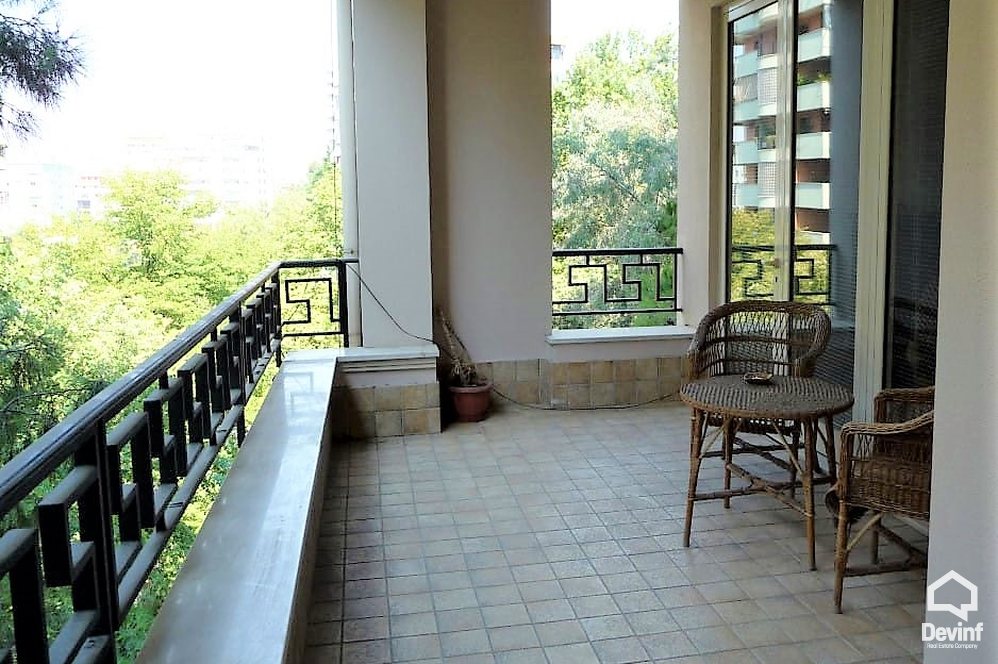Tirane Qera Apartament 3+1+A Apartament ne zonen e Bllokut apartament