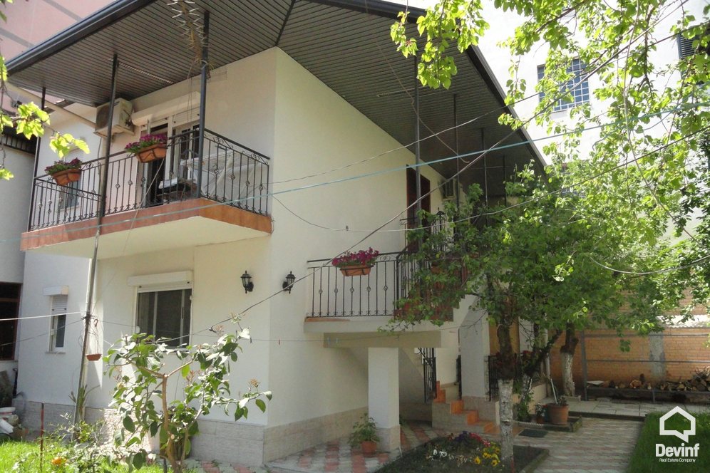 Tirane Qera Shtepi Private Me shume se 4 dhoma Shtepi dy kateshe ne Rr. Barrikadave apartament