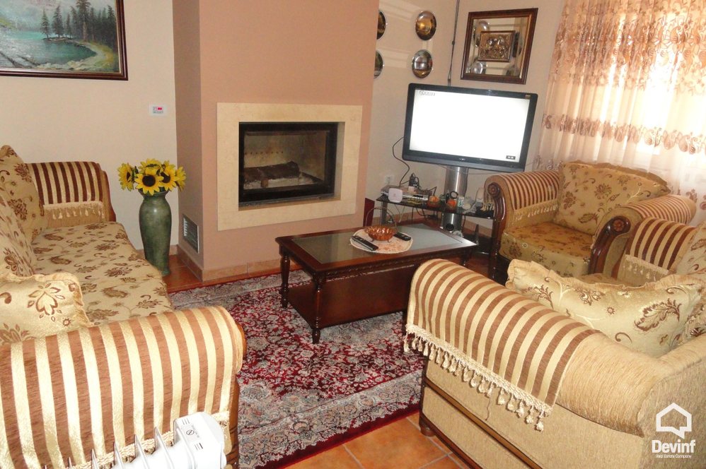 Tirane Qera Shtepi Private Me shume se 4 dhoma Shtepi dy kateshe ne Rr. Barrikadave apartament