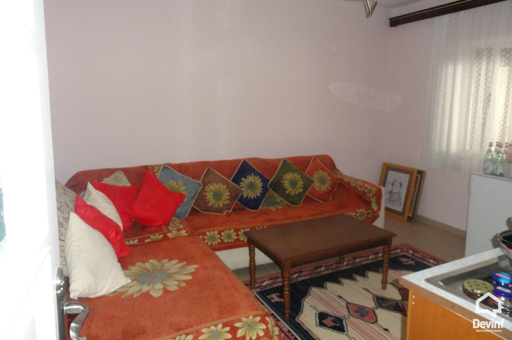 Tirane Qera Shtepi Private Me shume se 4 dhoma Shtepi dy kateshe ne Rr. Barrikadave apartament