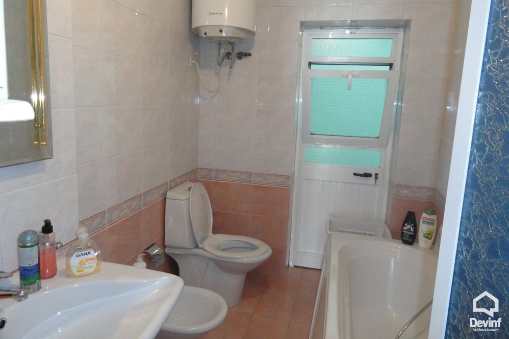 Tirane Qera Shtepi Private Me shume se 4 dhoma Shtepi dy kateshe ne Rr. Barrikadave apartament