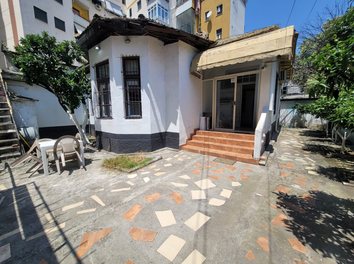 Zyre Qera Shtepi 1-kateshe prane Rruges se Kavajes