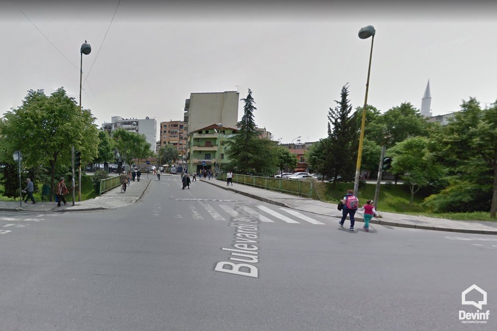 Tirane Shitje Dyqan  Bulevardi Zhan D Ark, prane Gjimnazit Ismail Qemali Garazh