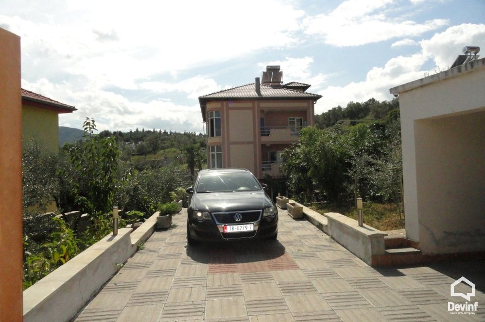 Tirane Qera Vile  Vile ne zonen e Farkes Zyre