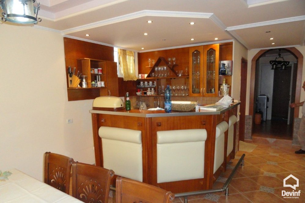 Tirane Qera Vile  Vile ne zonen e Farkes Zyre