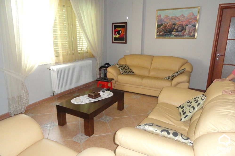 Tirane Qera Vile  Vile ne zonen e Farkes Zyre