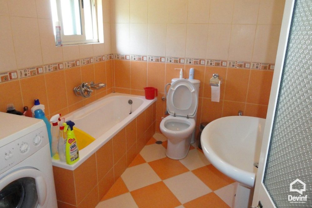 Tirane Qera Vile  Vile ne zonen e Farkes Zyre