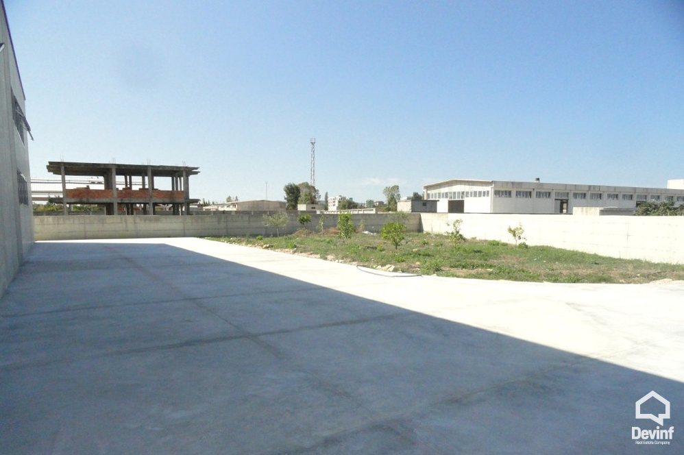 Durres Qera Magazine  Magazine ne Autostraden nga Durresi ne Tirane toke per ndertim