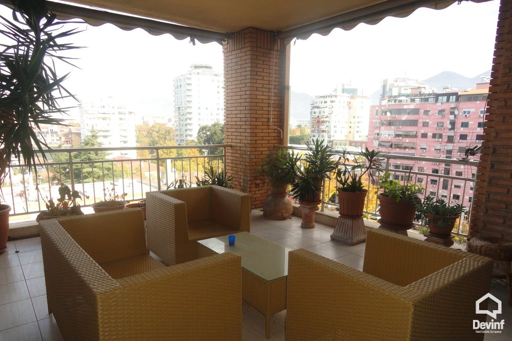 Tirane Qera Apartament 4+1+A Apartament ne zonen e Bllokut apartament