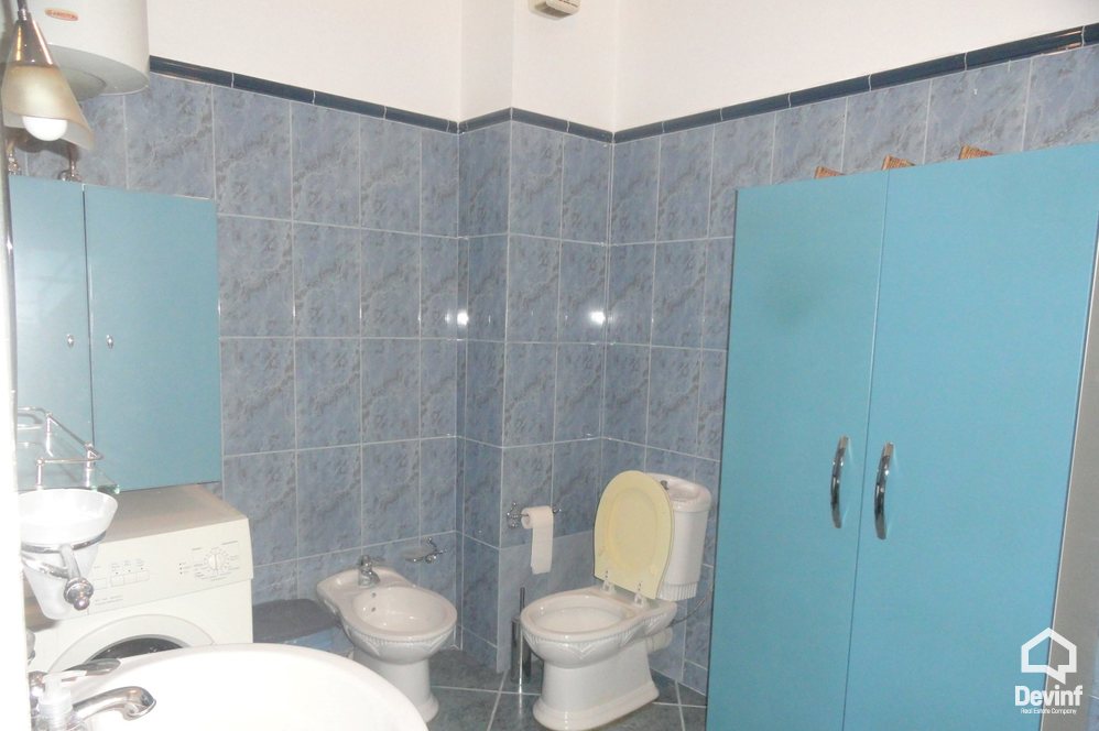 Tirane Qera Apartament 4+1+A Apartament ne zonen e Bllokut apartament
