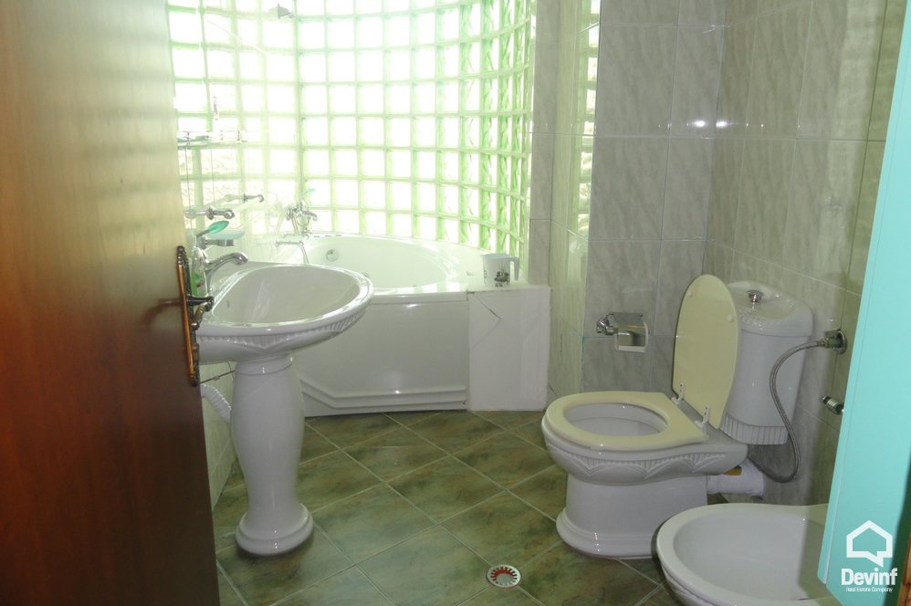 Tirane Qera Apartament 4+1+A Apartament ne zonen e Bllokut apartament