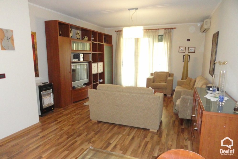 Tirane Qera Apartament 2+1+A Apartament ne zonen e Bllokut apartament